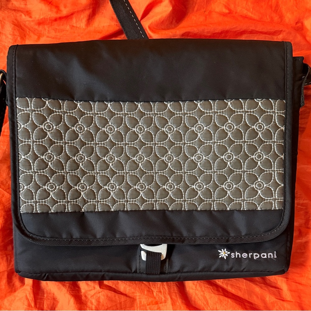 Sherpani Black Messenger Bag with warm Gray Quilted Front